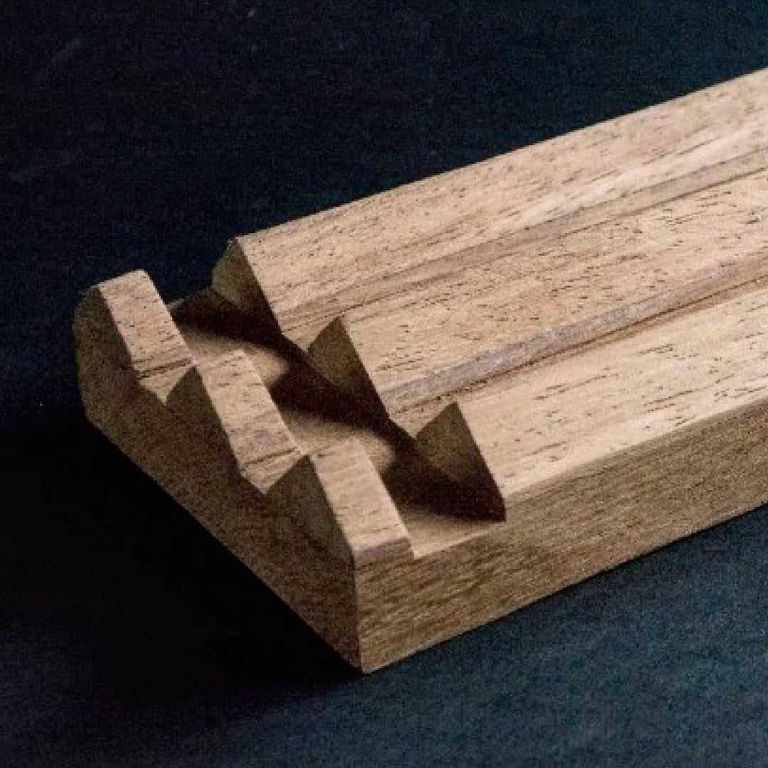 Exhibidor de Pluma y Celular de Madera