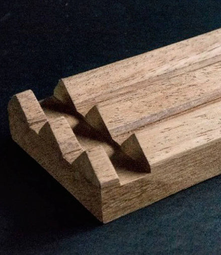 Exhibidor de Pluma y Celular de Madera