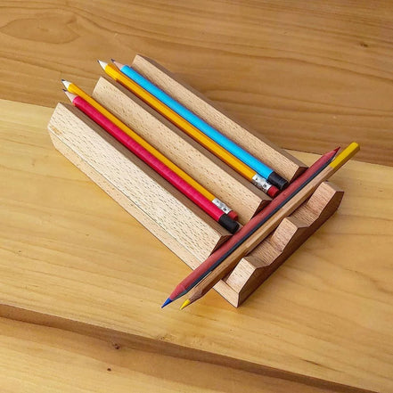 Exhibidor de Pluma y Celular de Madera