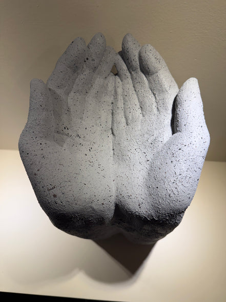 Escultura Manos Granito Gris