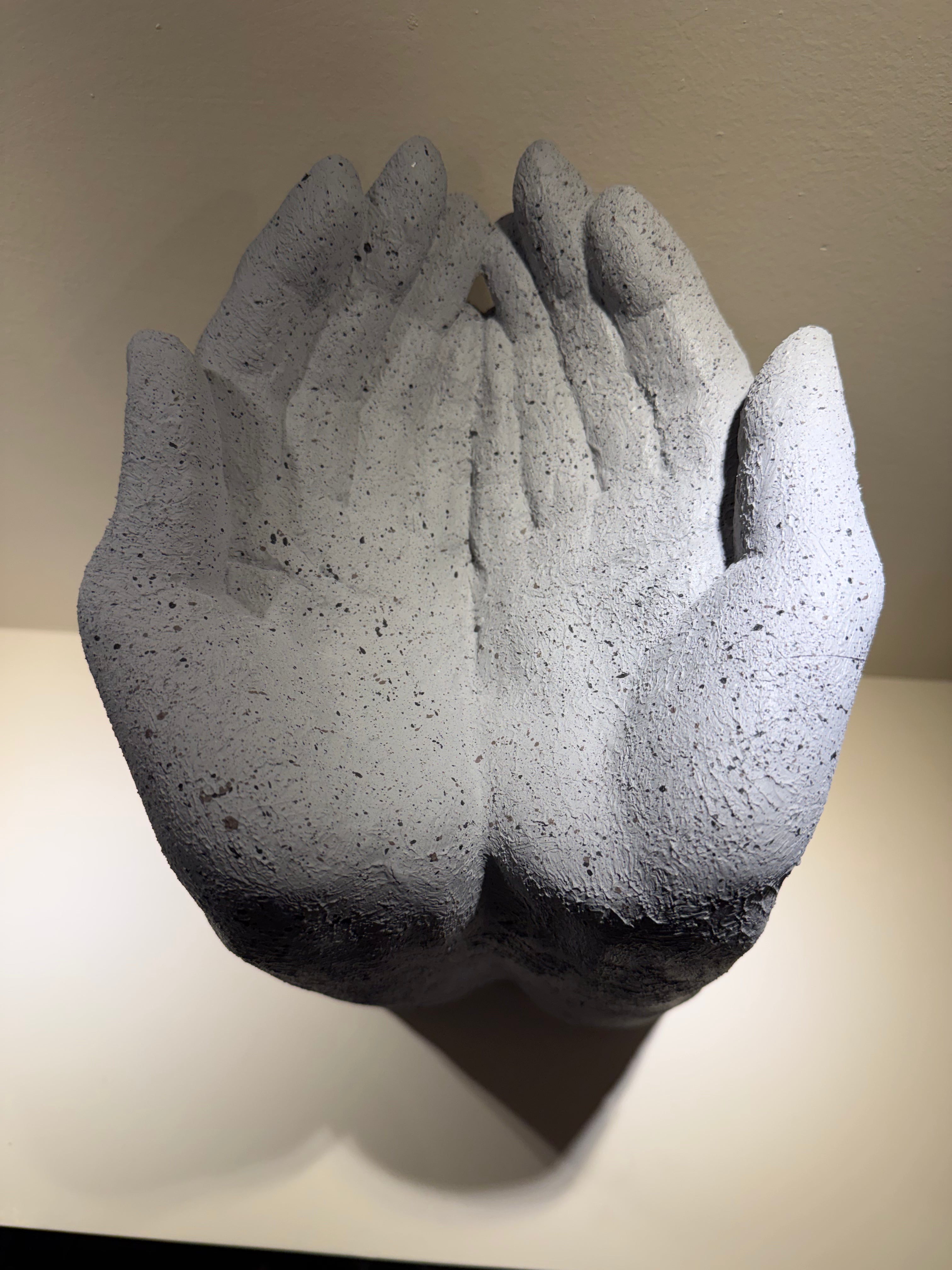 Escultura Manos Granito Gris
