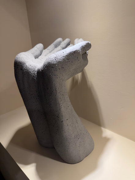Escultura Manos Granito Gris