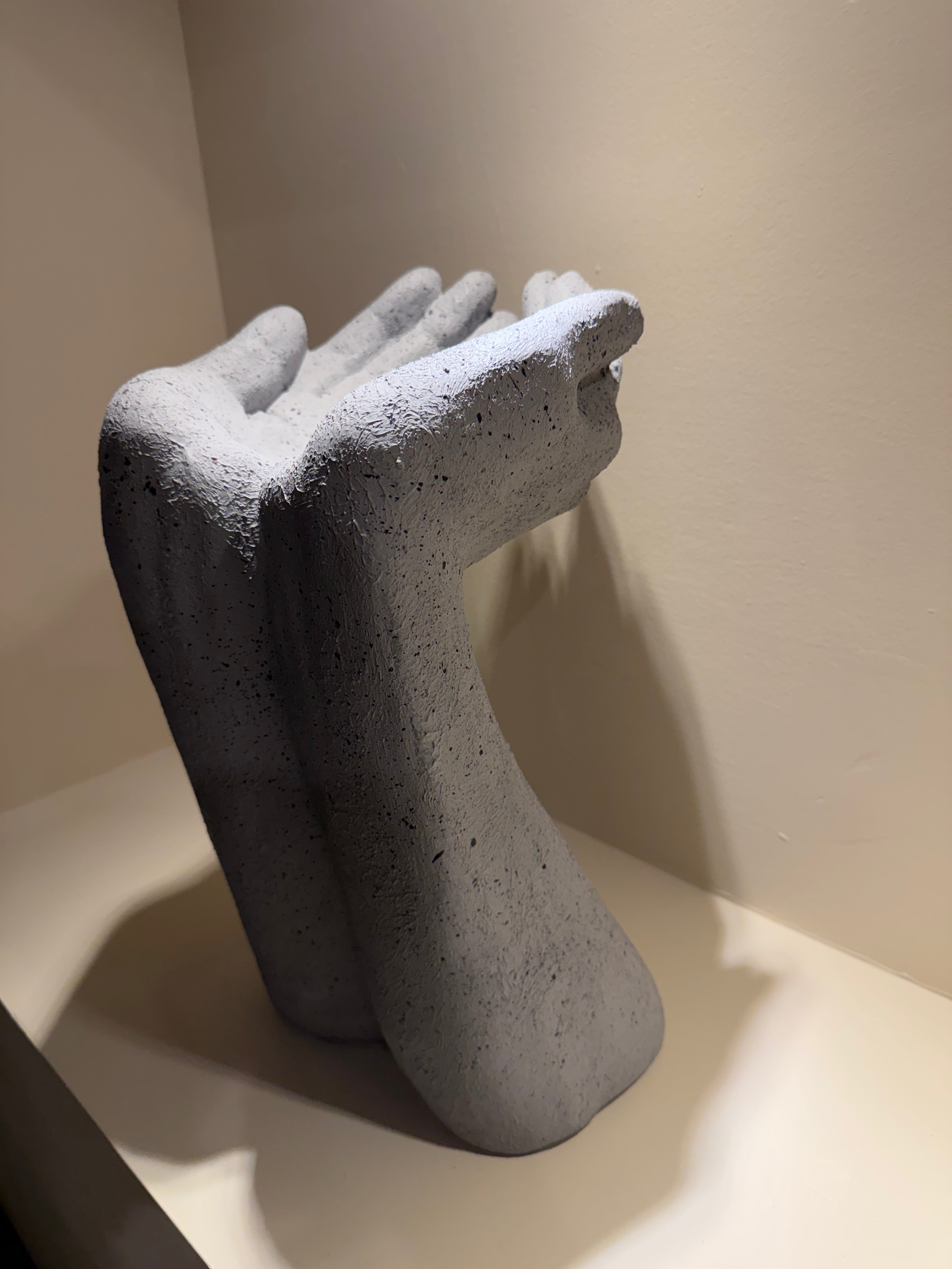 Escultura Manos Granito Gris