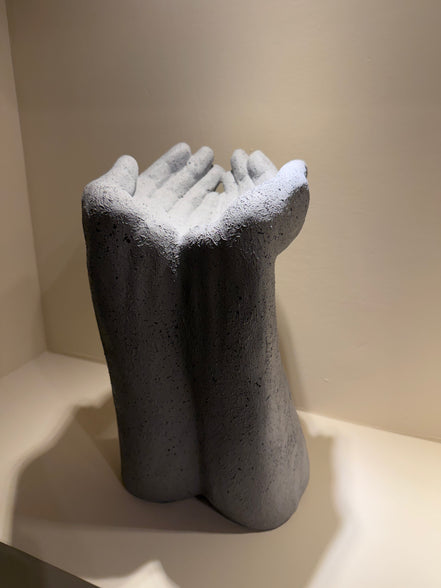 Escultura Manos Granito Gris