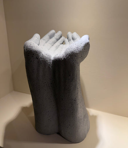 Escultura Manos Granito Gris