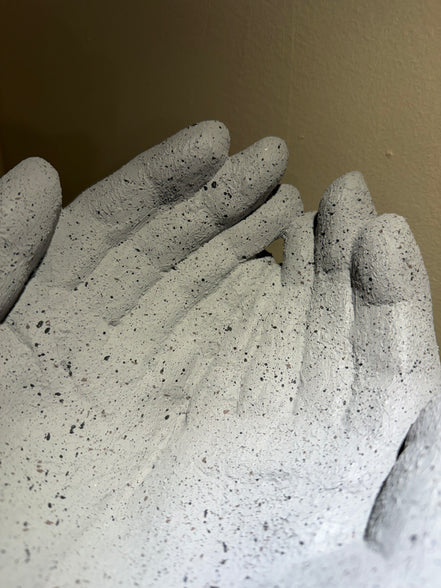 Escultura Manos Granito Gris