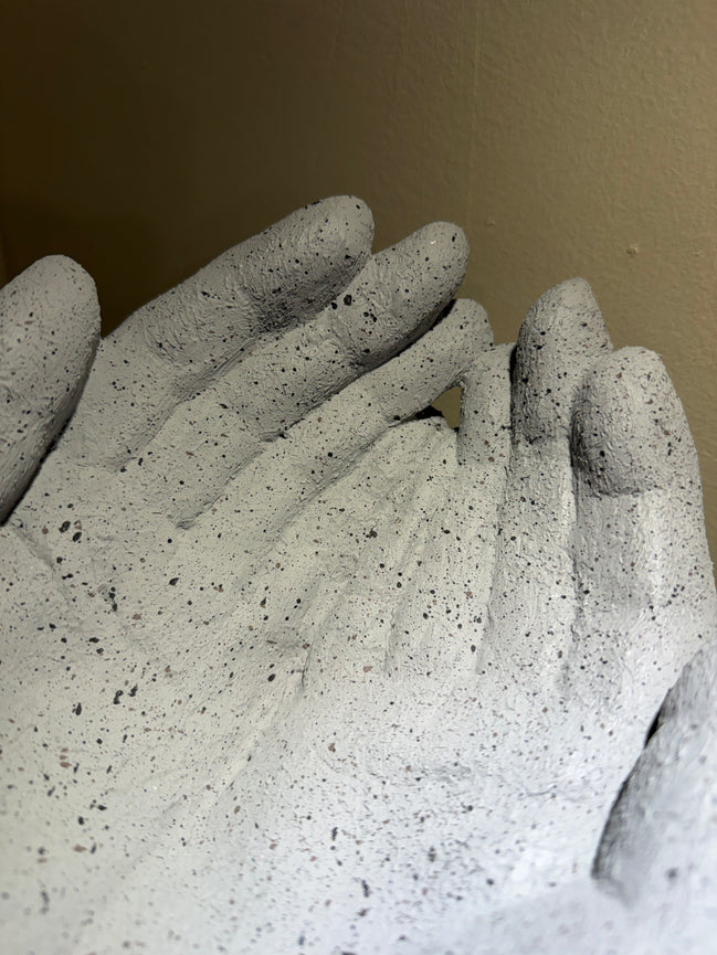 Escultura Manos Granito Gris