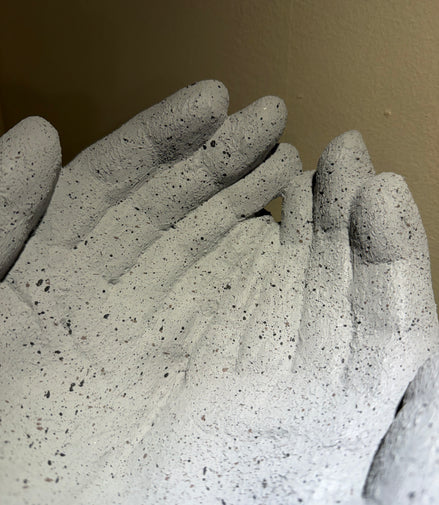 Escultura Manos Granito Gris
