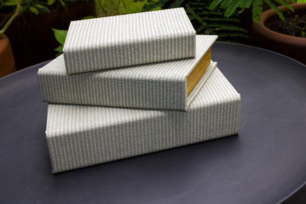 Caja de Libros Textura Piel Sintética Cream