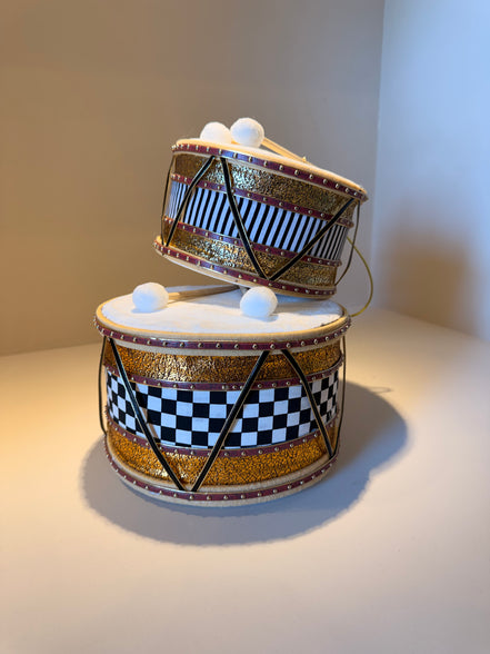 Tambor Navideño Blanco con Toques Rojos