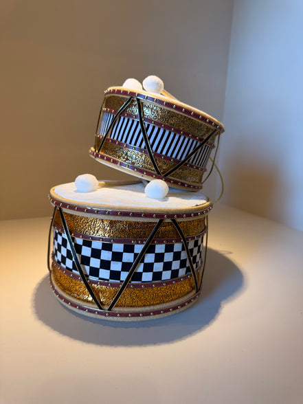 Tambor Navideño Blanco con Toques Rojos