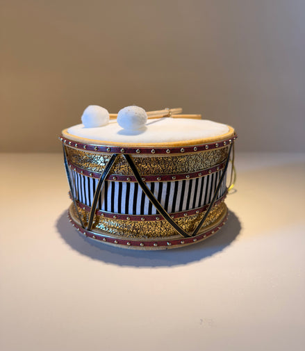 Tambor Navideño Blanco con Toques Rojos