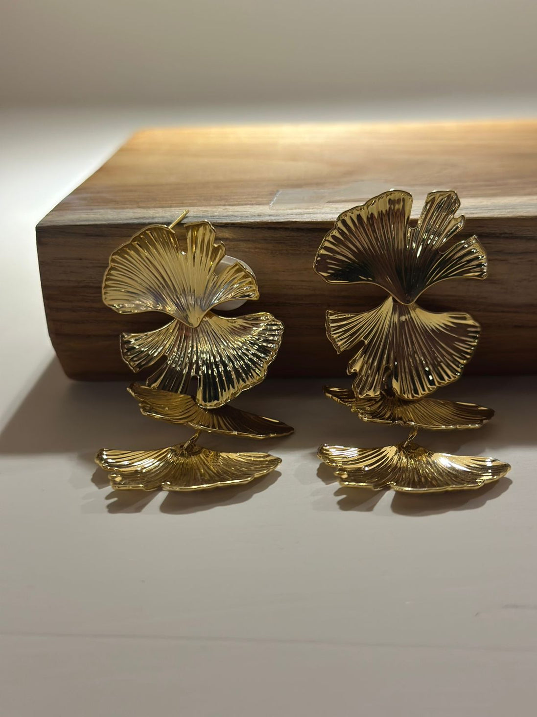 ARETES ESCALONADOS CON HOJAS